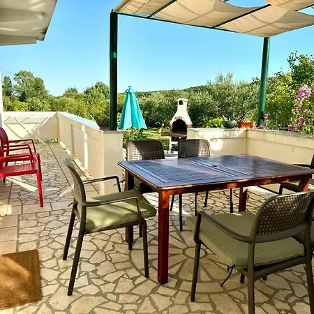Erdgeschosswohnung Mit Terrasse Fuer Sechs Personen By Interhome 公寓