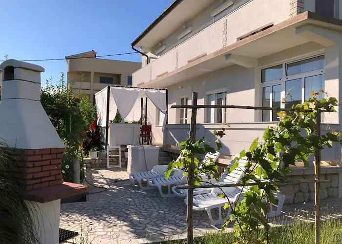 Erdgeschosswohnung Mit Terrasse Fuer Sechs Personen By Interhome *