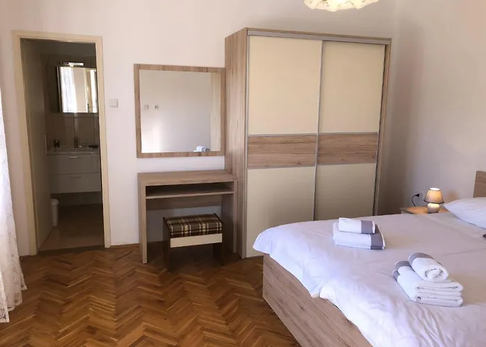 Erdgeschosswohnung Mit Terrasse Fuer Sechs Personen By Interhome Apartament Kampor