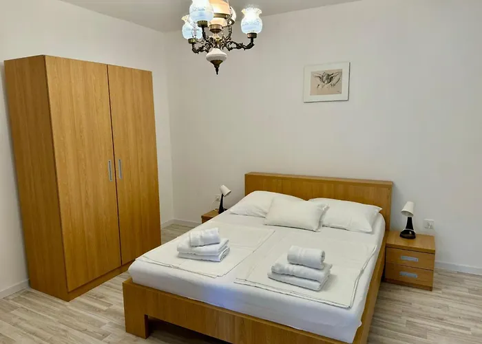 Erdgeschosswohnung Mit Terrasse Fuer Sechs Personen By Interhome Apartament Kampor