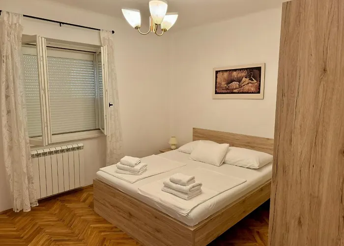 Erdgeschosswohnung Mit Terrasse Fuer Sechs Personen By Interhome Apartamento Kampor