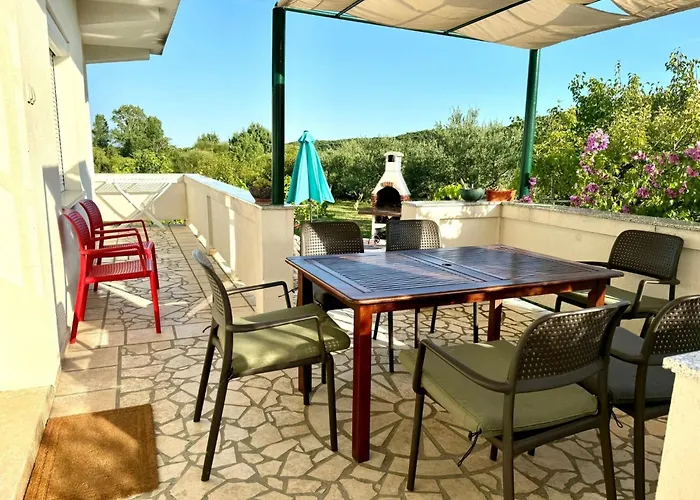 Erdgeschosswohnung Mit Terrasse Fuer Sechs Personen By Interhome Apartamento