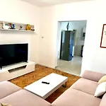 Erdgeschosswohnung Mit Terrasse Fuer Sechs Personen By Interhome 아파트 Kampor