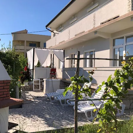 Erdgeschosswohnung Mit Terrasse Fuer Sechs Person By Interhome *