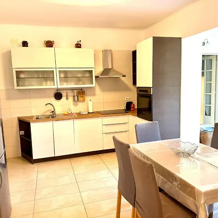 Erdgeschosswohnung Mit Terrasse Fuer Sechs Person By Interhome *