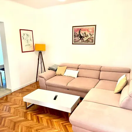 Erdgeschosswohnung Mit Terrasse Fuer Sechs Person By Interhome *