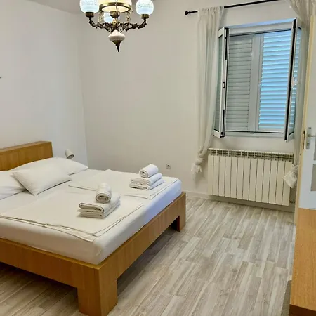 Erdgeschosswohnung Mit Terrasse Fuer Sechs Person By Interhome