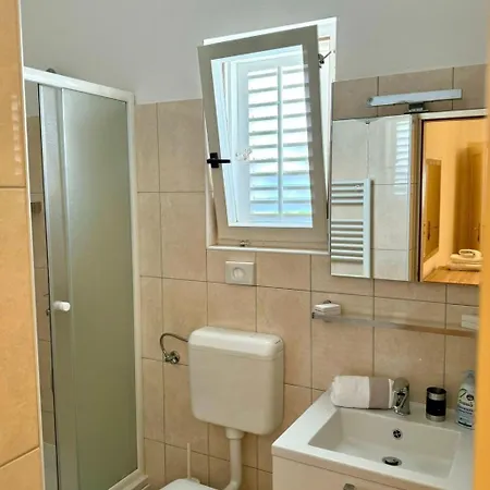 Erdgeschosswohnung Mit Terrasse Fuer Sechs Person By Interhome *